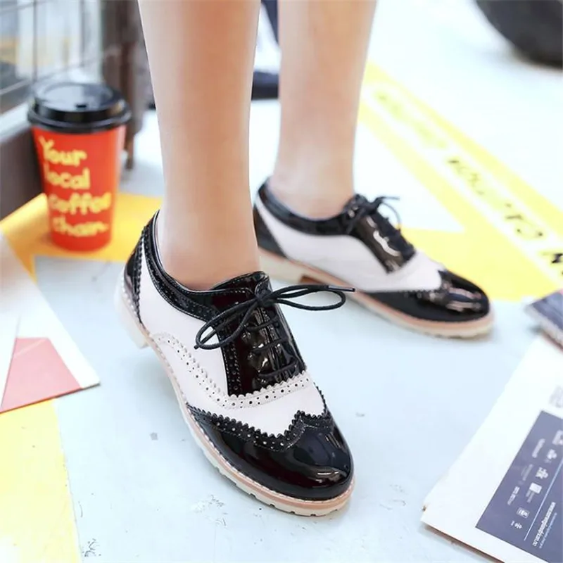 

Big Size 33-43 Women Oxfords British Style Flat Brogues Shoes For Woman Vintage Round Toe Lace Up Carved Lady Flats Oxford Shoes
