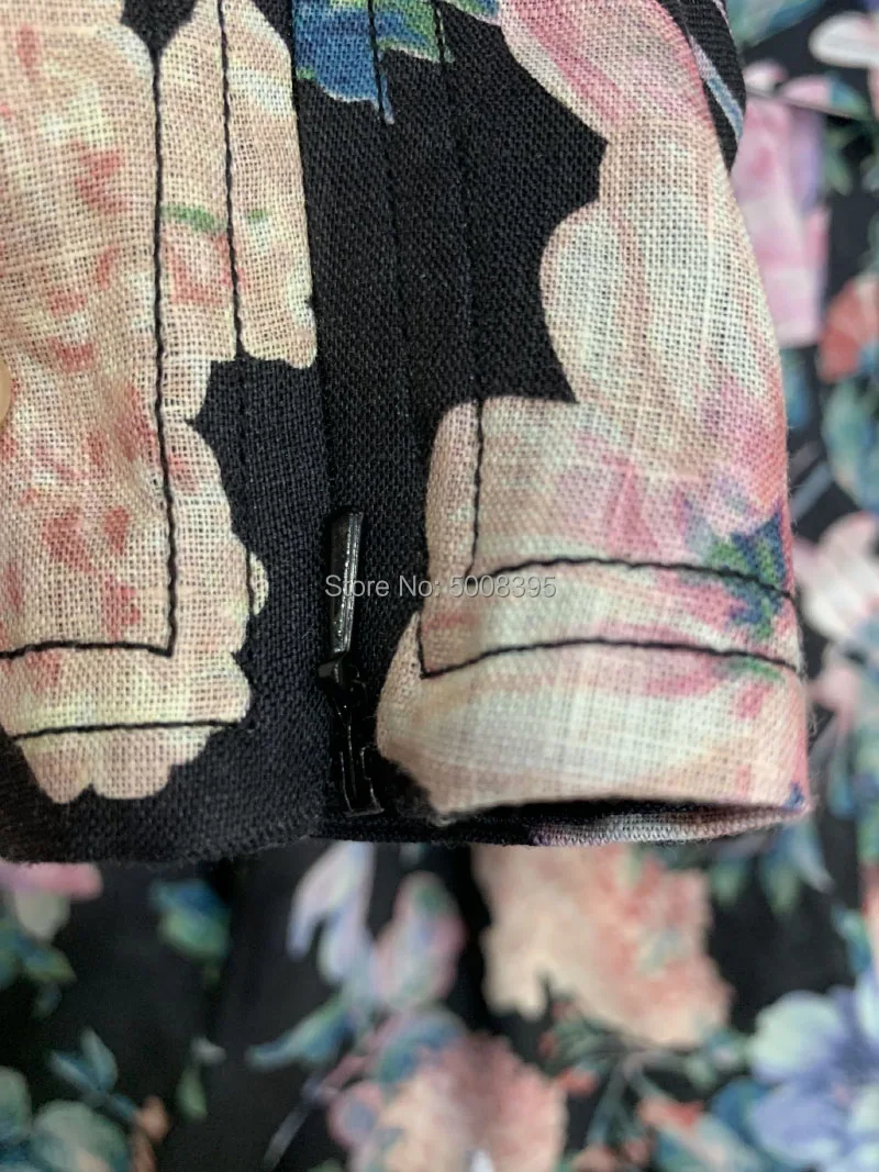 Черное короткое платье с цветочным принтом VERITY ROULEAU мини-платье с оборками на подоле, с длинными рукавами, на пуговицах спереди, с высоким воротом мандарина