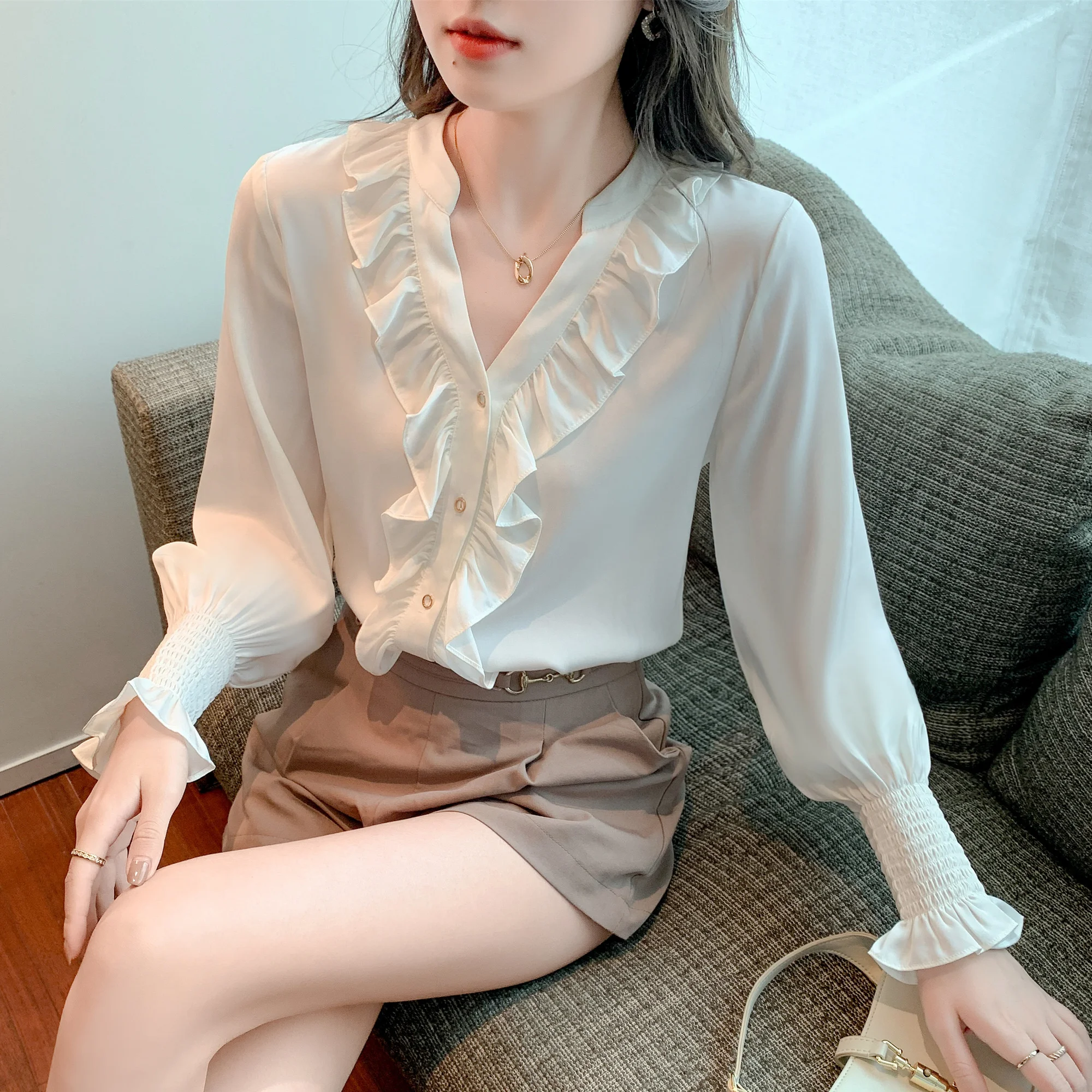 

Autumn New Ruffled V-neck Lantern Sleeve White Chiffon Shirt Top Women