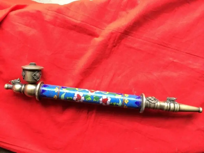 

Античная Династия Цин в древнем Китае, длинная шея из латунной трубы.