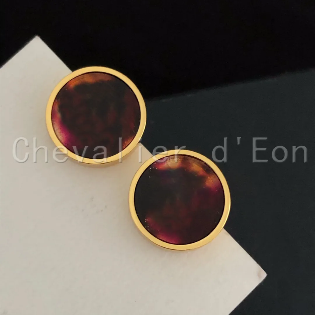 

Chevalier d'Eon Hot Brand Fashion Jewelry Cute Lovely Acrylic Earrings Round Design Wedding Party Stud Earrings For Women