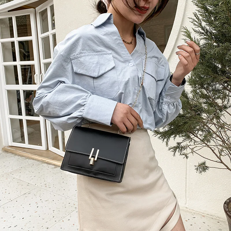 

Женская сумка, новая сумка-мессенджер через плечо, модная сумка на цепочке, маленькая квадратная сумка с замком, маленькая сумка.