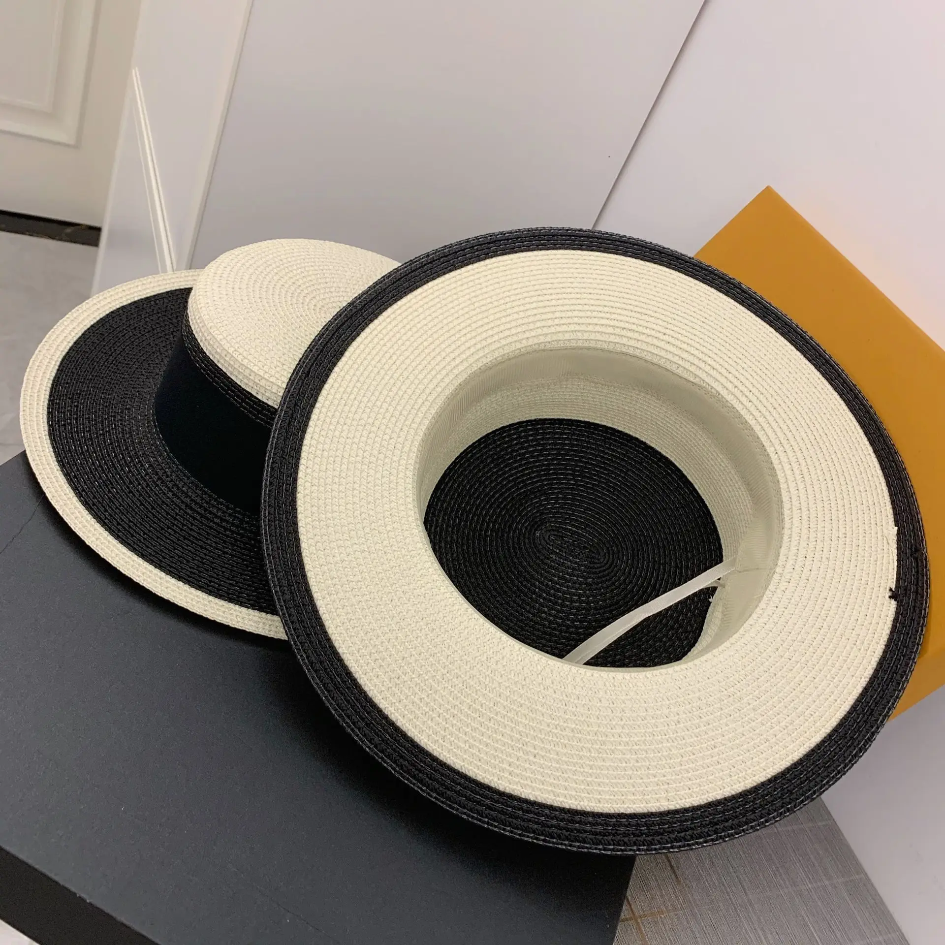 

Retro elegant wide brim beach hat ladies wild casual straw hat Korean fashion striped color matching sun hat