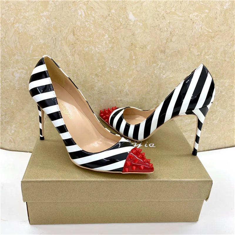 Туфли-лодочки женские на высоком каблуке с заостренным носком и заклепками |