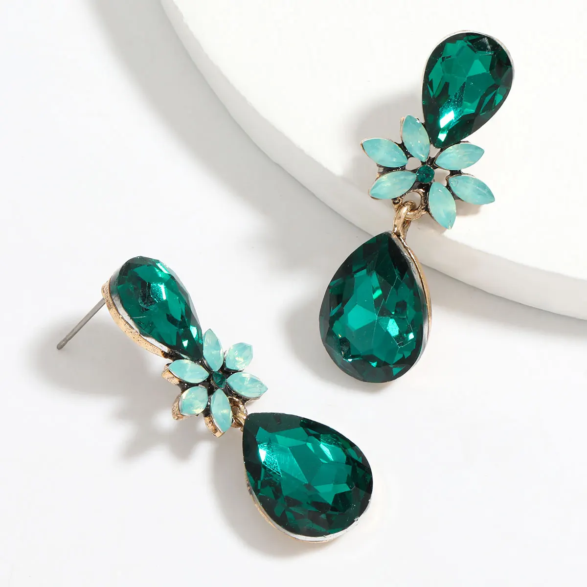 

2021 Simple Metal Rhinestone Geometric Earrings Family Party Shiny Dangle Earrings Women's Popular Cute Accessories