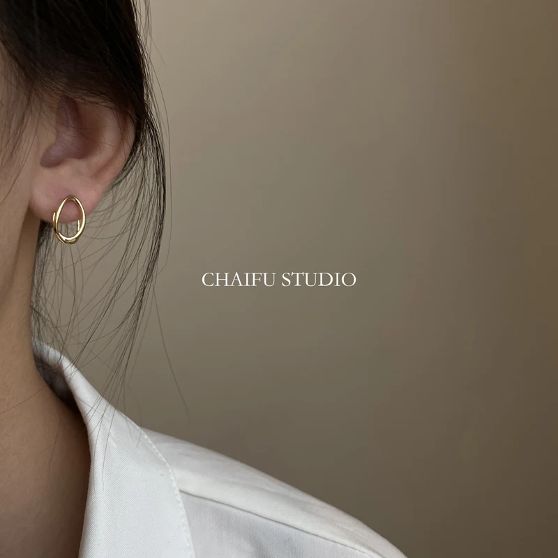 

Chaifu Studio /R905 Sterling Silver Needle Artistic Indie Pop Style and Compact Versatile Geometric Hollow Bright Surface Stud
