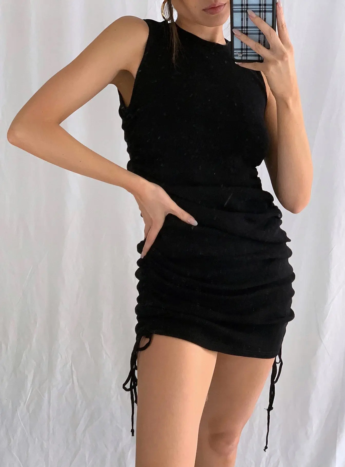 

Платье без рукавов с круглым вырезом на завязках разноцветное облегающее платье