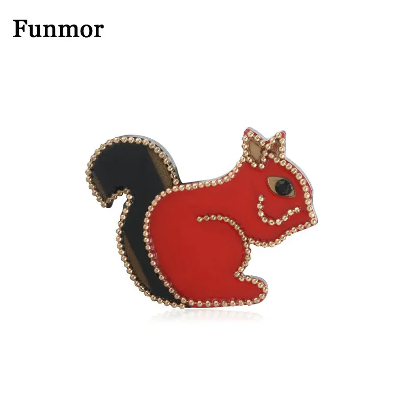 Брошь из акрилового сплава с бусинами и изящной белкой|Броши| |