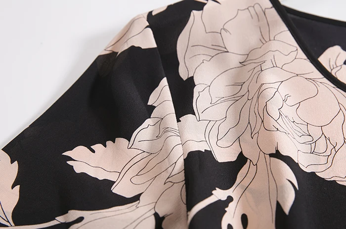 Неустановленная черно-розовая шелковая футболка из крепдешина с рисунком