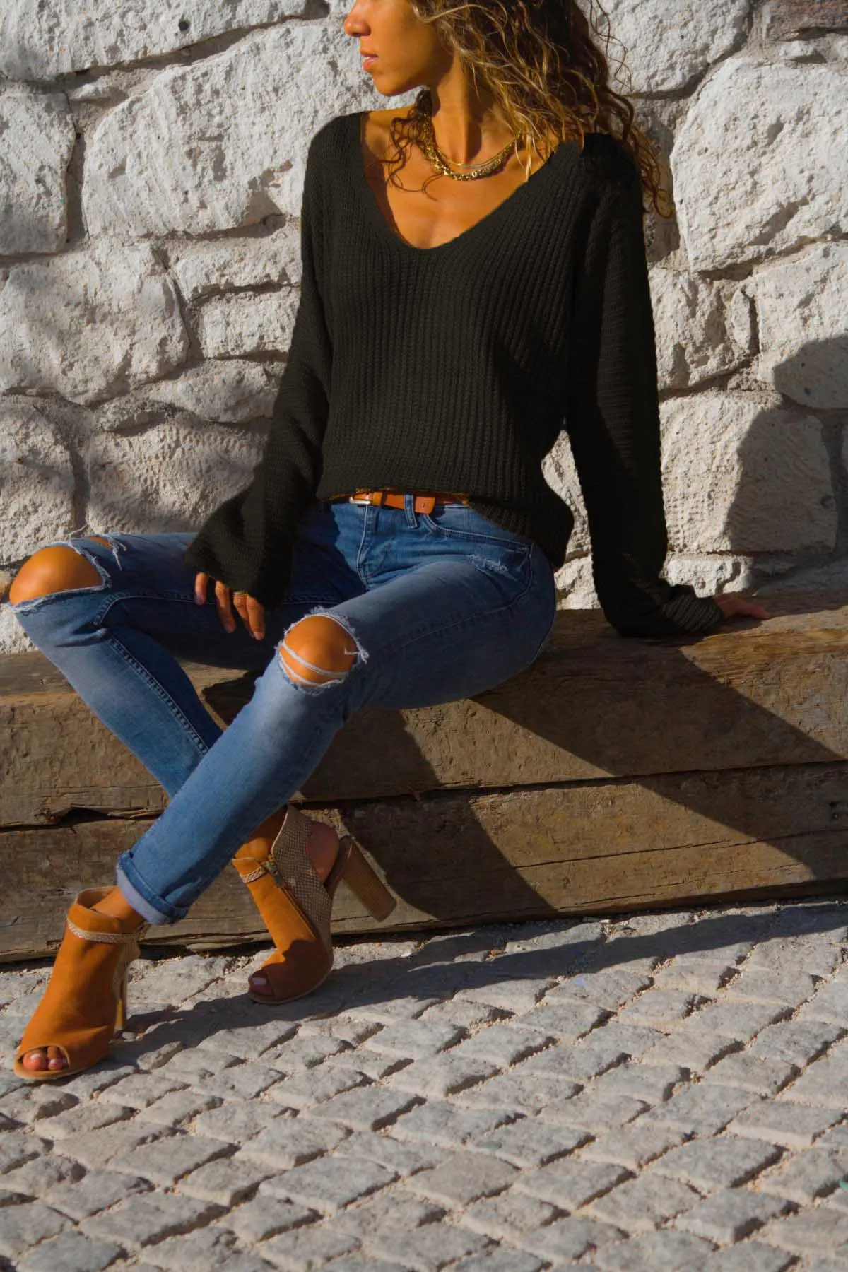 Женский трикотажный свитер с V-образным вырезом черный красный или синий