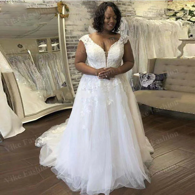 South African Plus Size A-Line Wedding Dresses Lace Appliques V-Neck Buttons Back Country Beach Boho Bride Gowns Vestidos De