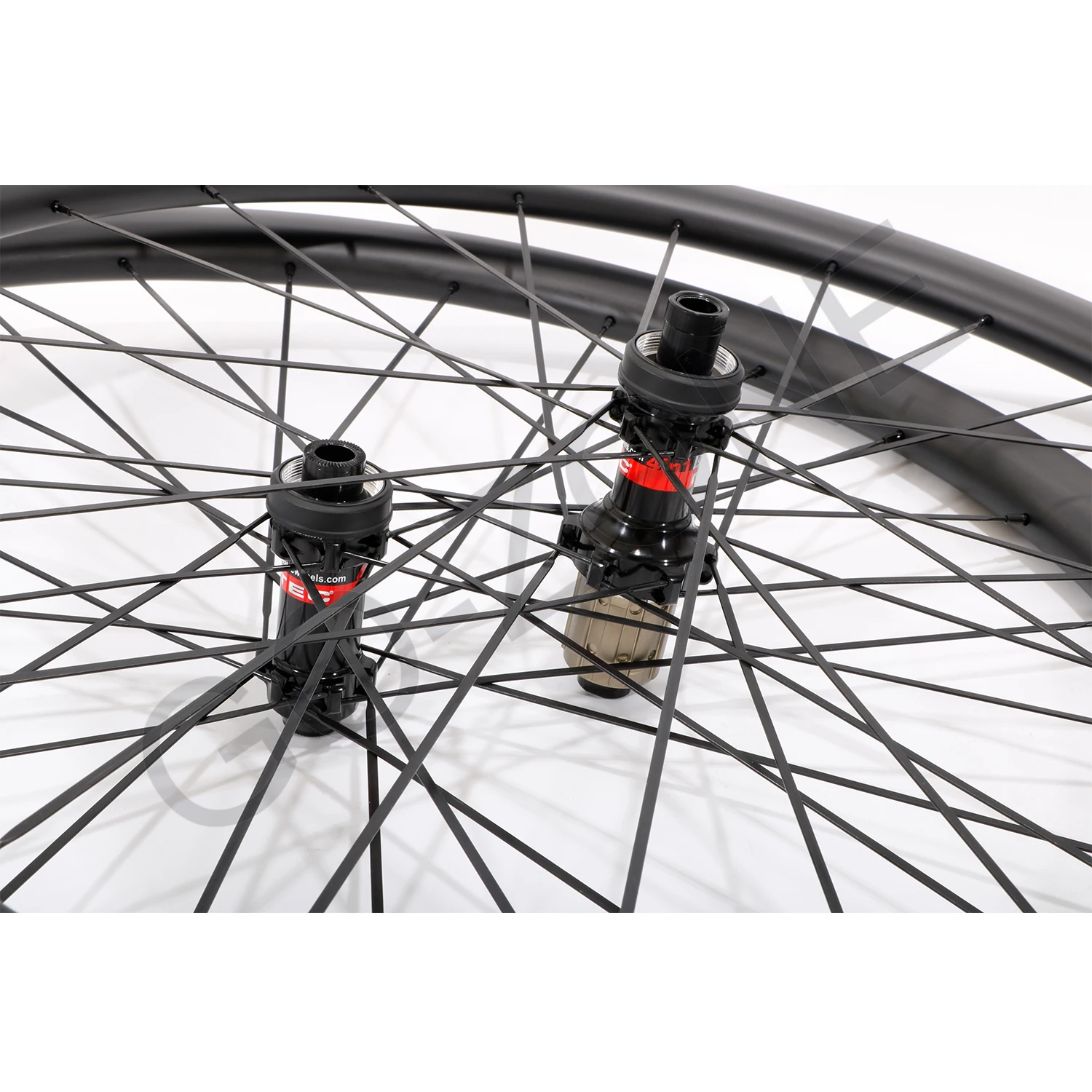 Суперлегкая клинчерная бескамерная карбоновая колесная пара шириной 25 мм