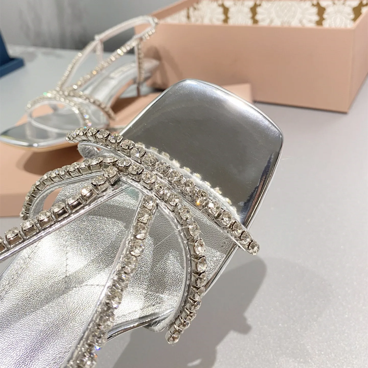 

Explosion Summer Women Shoes Ladies Crystal Strap Buckle Square Toe Sandals Women Dance Party Zapatillas Mujer Designer Shoes