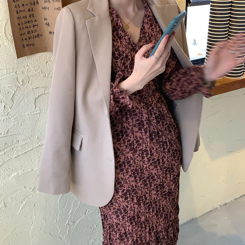 И Цветочное платье с естественными складками и облегающей талией длинными