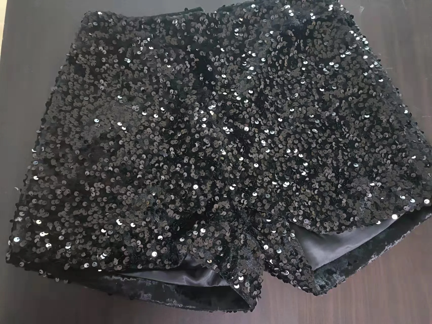 Женские блестящие шорты на молнии облегающие вечерние широкие серебристого и