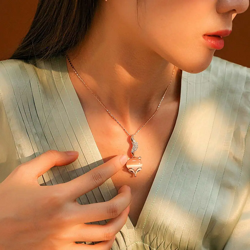 Модный комплект украшений от Viennois колье-чокер с искусственным опалом в виде лисы