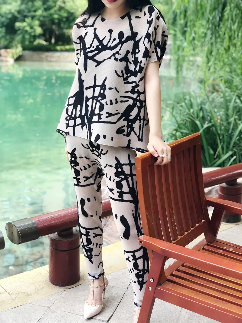 New summer miyake folds set two-piece set of age-reducing pants + tshirt fashion temperament European female self-cultivation