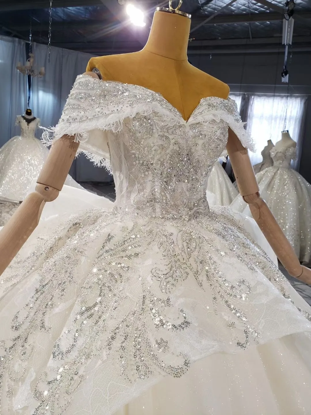 

Custom Made Wedding Dresses 2021 Crystals Beads Sexy Strapless Off-the-shoulder Ball Gown Braidal Gowns With Lace Applique