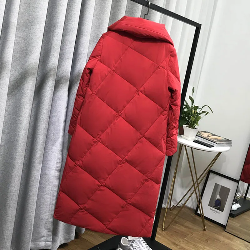 Женская длинная пуховая куртка красная легсветильник приталенная на белом