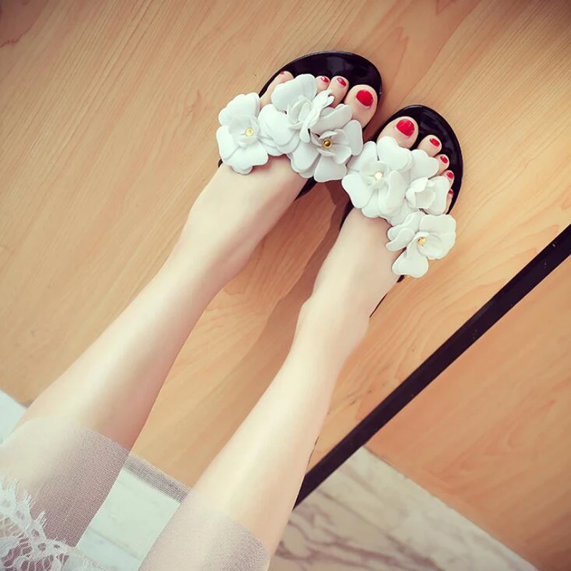 

Шлепанцы летние «желейные», быстросохнущие, на плоской подошве, с цветами, белые, 2021