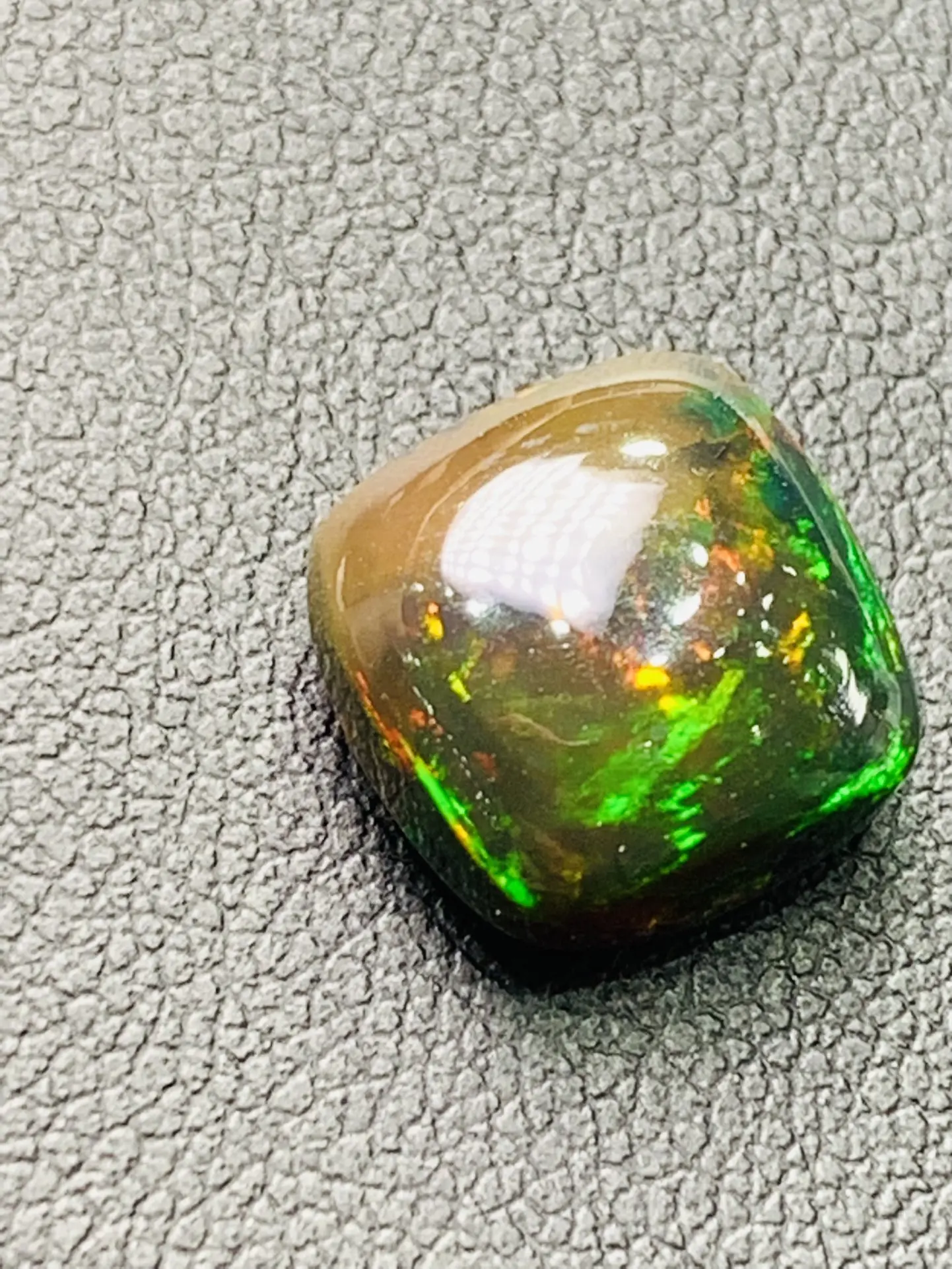 Pure natural opal 3-4 carats Can be inlaid with rings or pendants Colorful colors Round shape Bare stone accessories gem jewelry