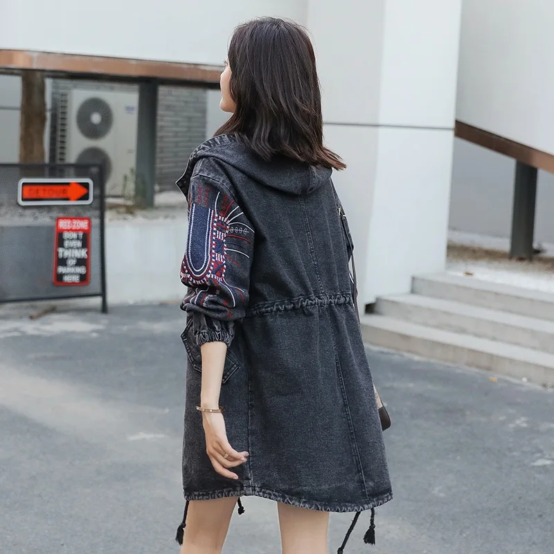 Женская джинсовая куртка средней длины с капюшоном и вышивкой| |