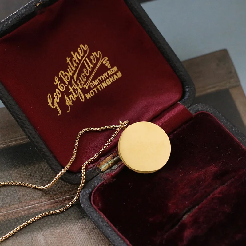 

Light Luxury Natural Pearls Necklaces Women Stainless Steel Chain Moon Fritillary Pendant Gold Choker Graceful Female Jewelry