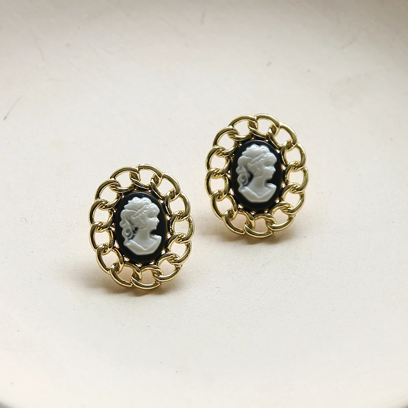 

Creative Art Portrait Stud Earrings for Women Metal Oval Chian Frame Acrylic Earrings Fashion Jewelry Statement Ear Ring