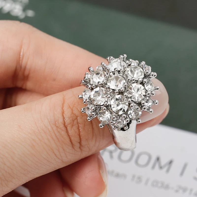 

BAOSHINA Gypsophila Full Crystal Women's Ring Trendy Silver Color Flower Ring 2020 Jewelry Bride Wedding Party Accessories
