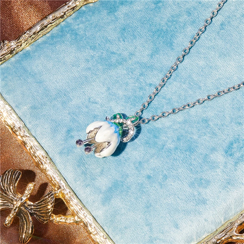 

Fashionable and charming white flower necklace pendant romantic femininity elegant accessories holiday charm jewelry gift