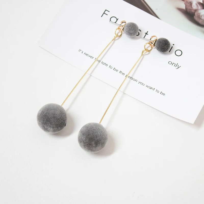 Модные красные черные висячие серьги с плюшевыми шариками женские