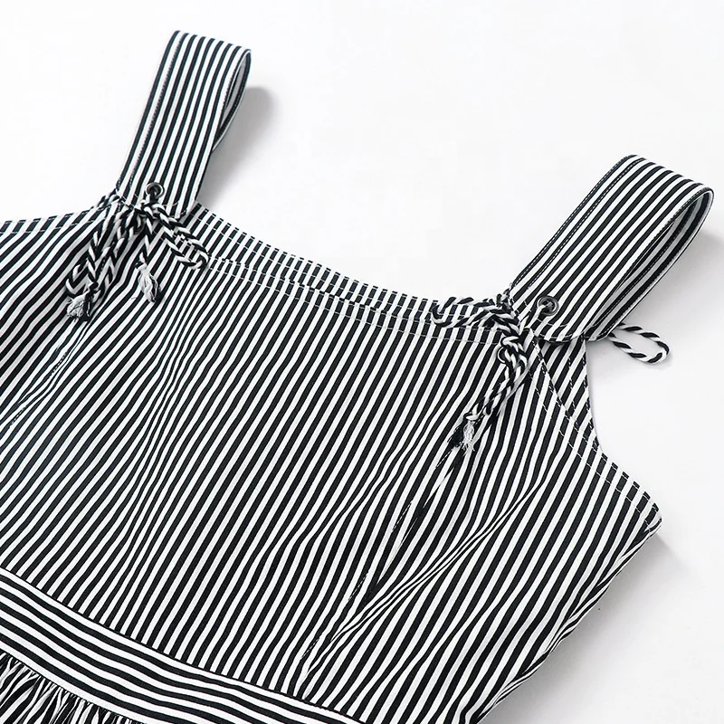 

The catwalk star with the same striped suspender dress was thin and wild and put on the dress women