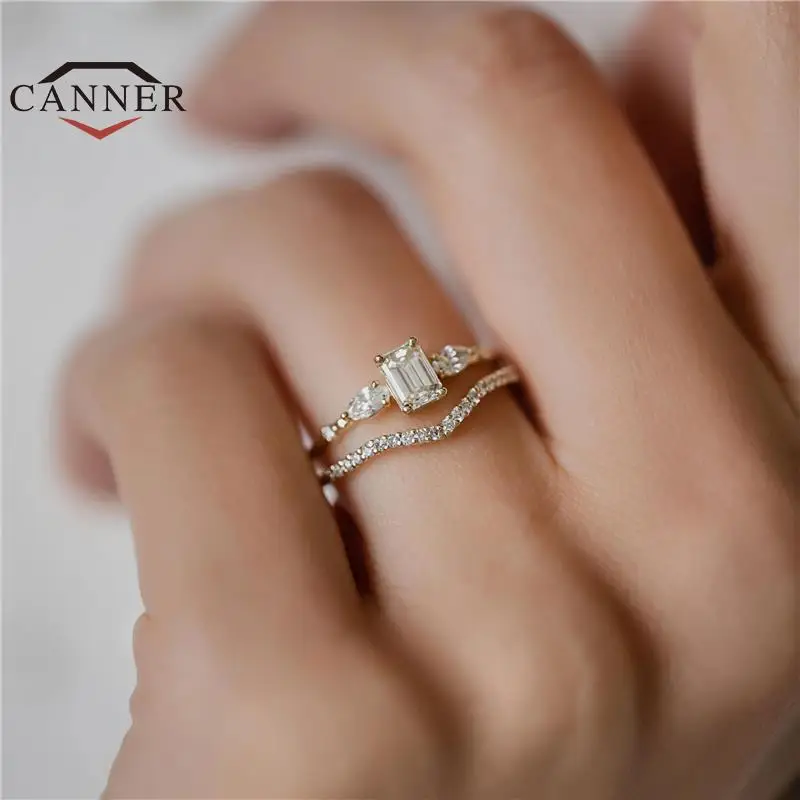 Женское кольцо из серебра 925 пробы с квадратным цирконием и кристаллами |