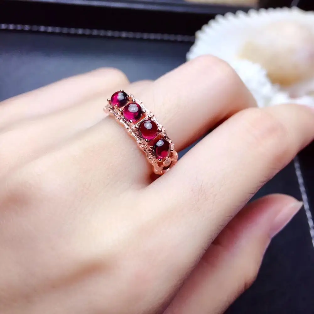 кольцо с гранатом на пальце. помолвочное кольцо с гранатом. кольцо с рубином на пальце. кольцо из граната. 79128 кольцо с гранатом кристал.