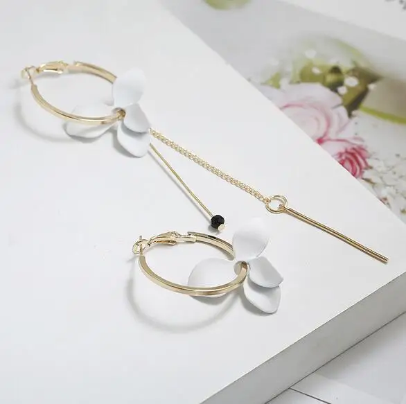 Женские асимметричные серьги элегантные обручи с белыми цветами маленький