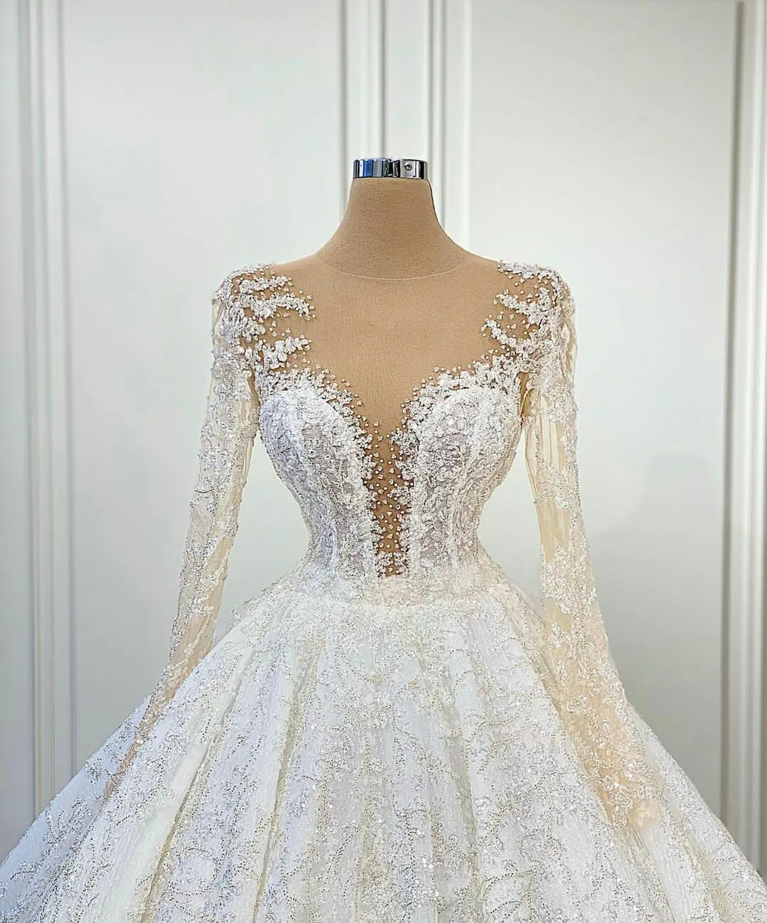 Gorgeous Princess Ball Gown Wedding Dresses Beading Sequins V Neck Long Sleeve Bridal Gowns Illusion 3D Lace Appliques Bride