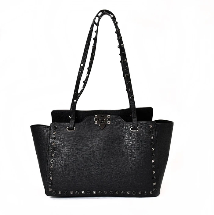 Классическая женская сумка на плечо с заклепками и крылом летучей мыши