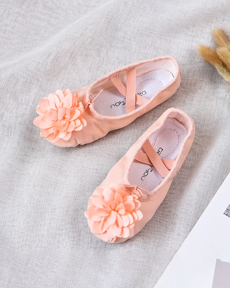 

Детское платье для маленьких девочек парусиновая обувь на плоской подошве; Туфли принцессы из мягкой с жемчужным колечком; Танцевальная обувь; Милые весенние тапочки с красивым цветком вечерние на заказ