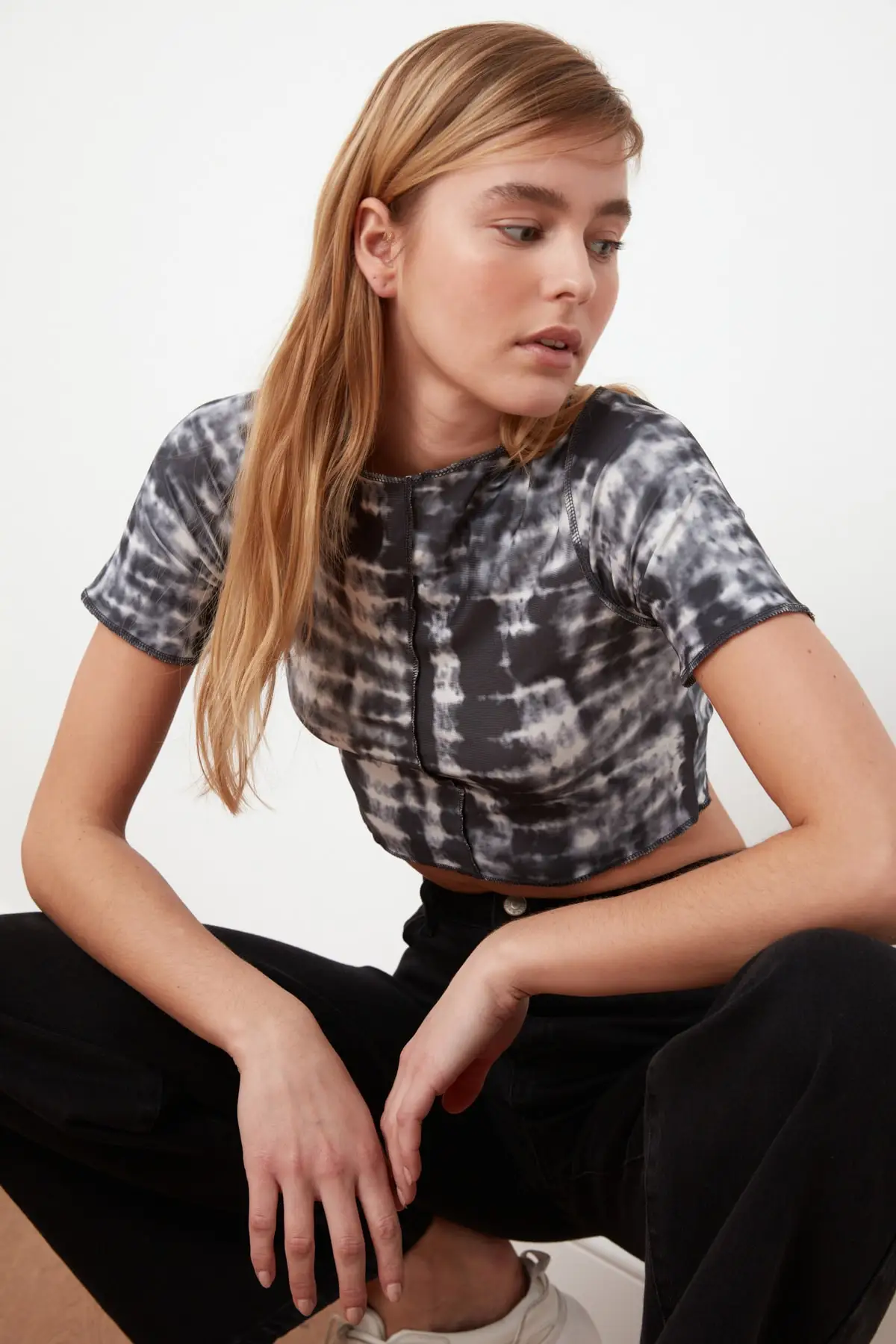 

Trendyol Batik Pattern Crop Knitted Blouse TWOSS21BZ0599