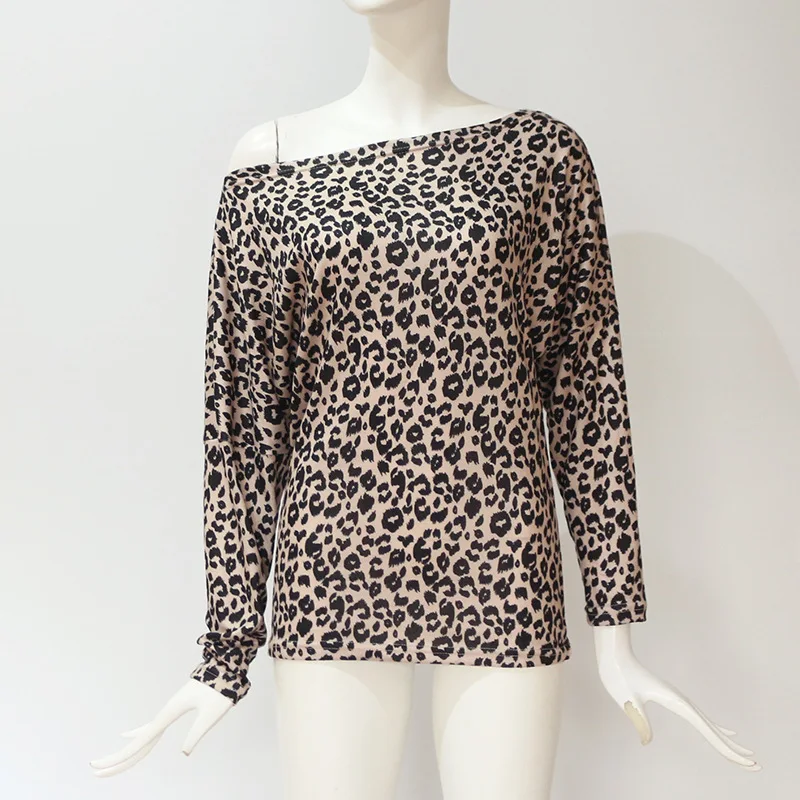 Женская футболка с длинным рукавом и открытыми плечами леопардовым