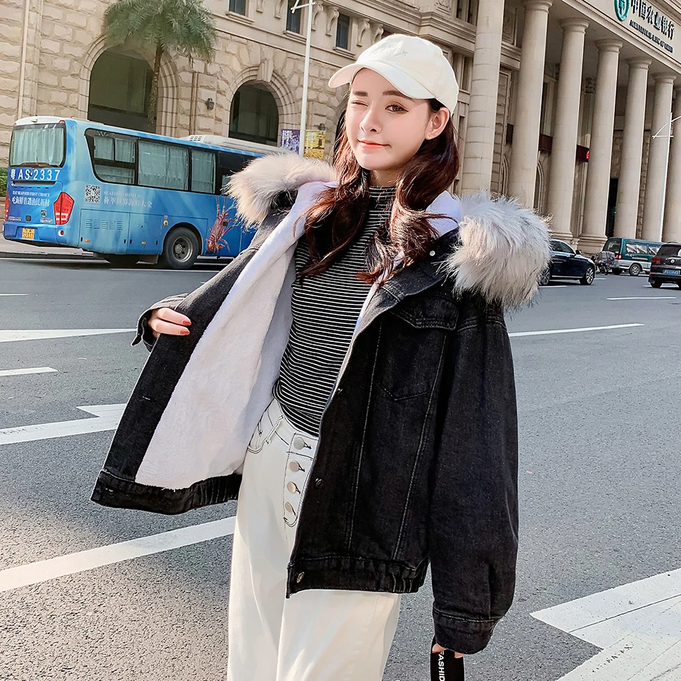 Женская зимняя джинсовая куртка модная синяя из искусственного меха кролика с