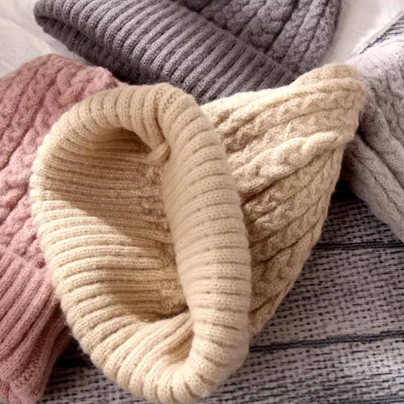 Женская шерстяная вязаная шапка однотонная на каждый день мягкая теплая с узором