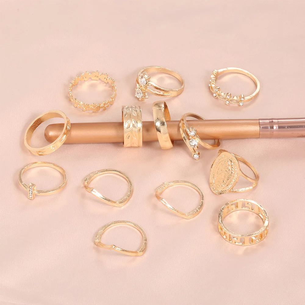 Женский комплект колец для пальцев средней длины золотистого цвета с