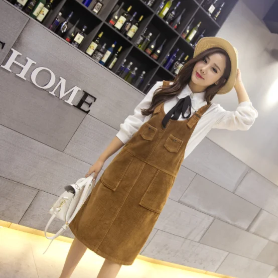 Женское вельветовое платье в стиле преппи осенне зимнее длинное на бретелях с