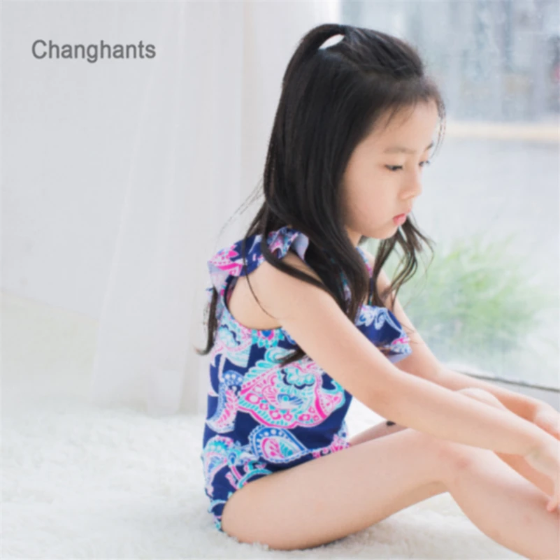 Купальный костюм для девочек темно синего цвета с классическим цветочным узором