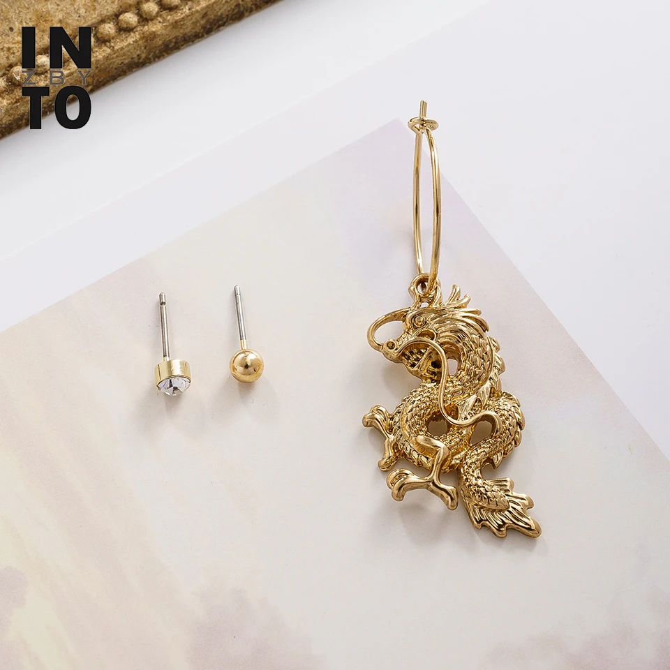 Женские асимметричные серьги кольца в виде дракона золотого цвета с круглыми