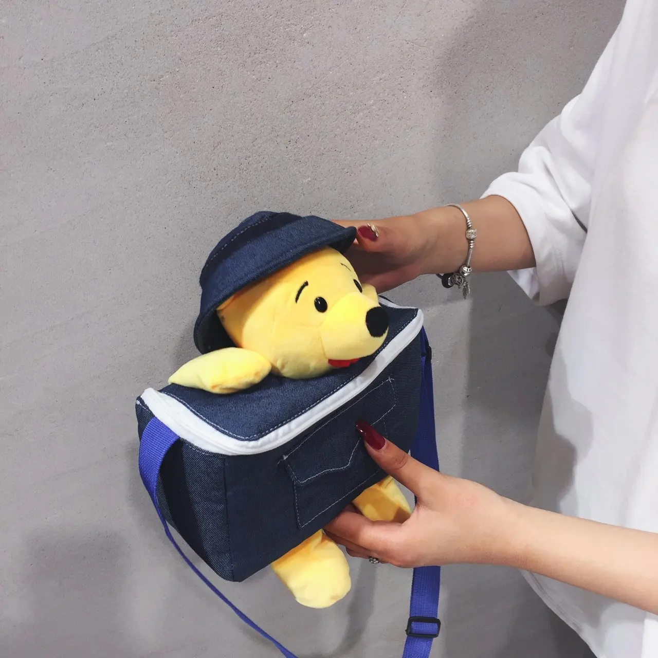 

The new bear shoulder bag diagonal bag cosmetic bag personality mobile phone bag small fresh bag cartoon bag