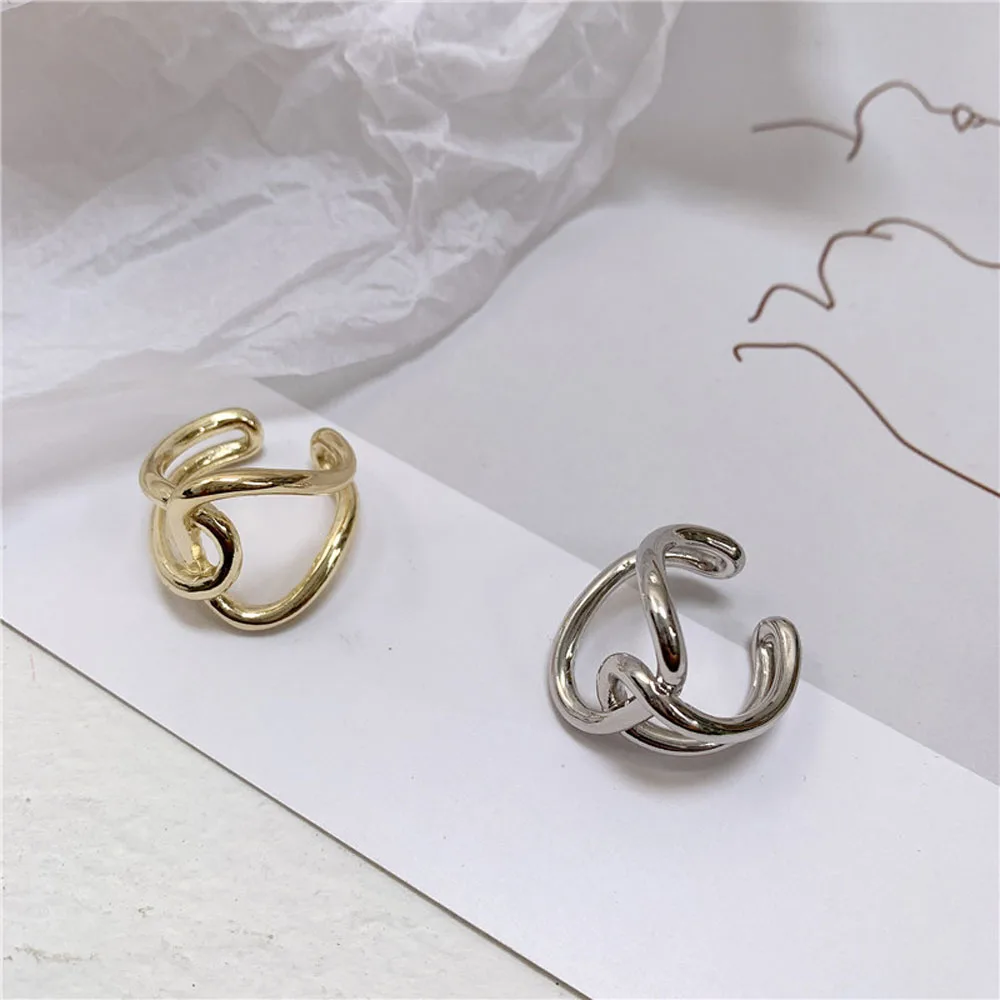 Простое индивидуальное витое неправильное изогнутое металлическое кольцо с