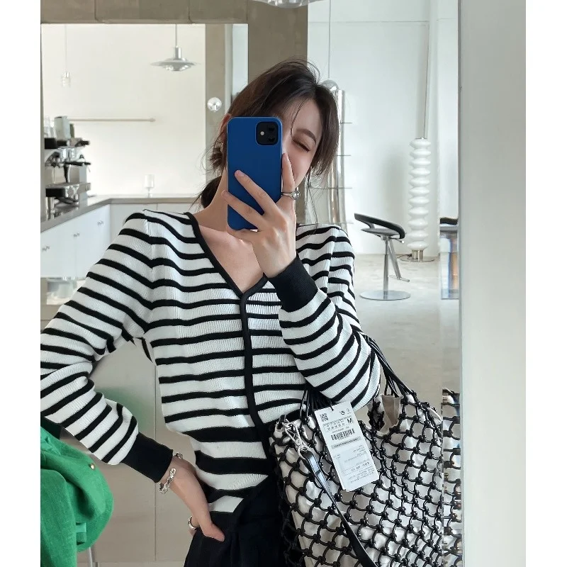 

Женский свитер в черно-белую полоску с V-образным вырезом и длинным рукавом