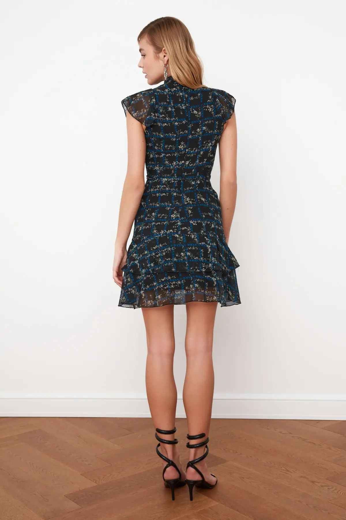 Черное платье с цветочным принтом и поясом|Женские платья| |